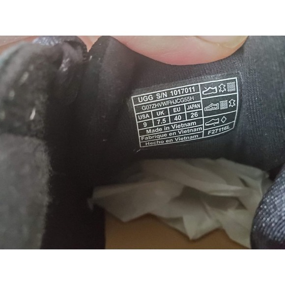 NIB UGG W Victoria Suede Sneakers Black Sz 9 - Picture 11 of 11